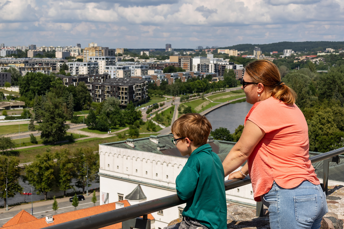 здесь и далее: фото мои и моего мужа, тут Вова и я, смотрим на Вилюнюс
