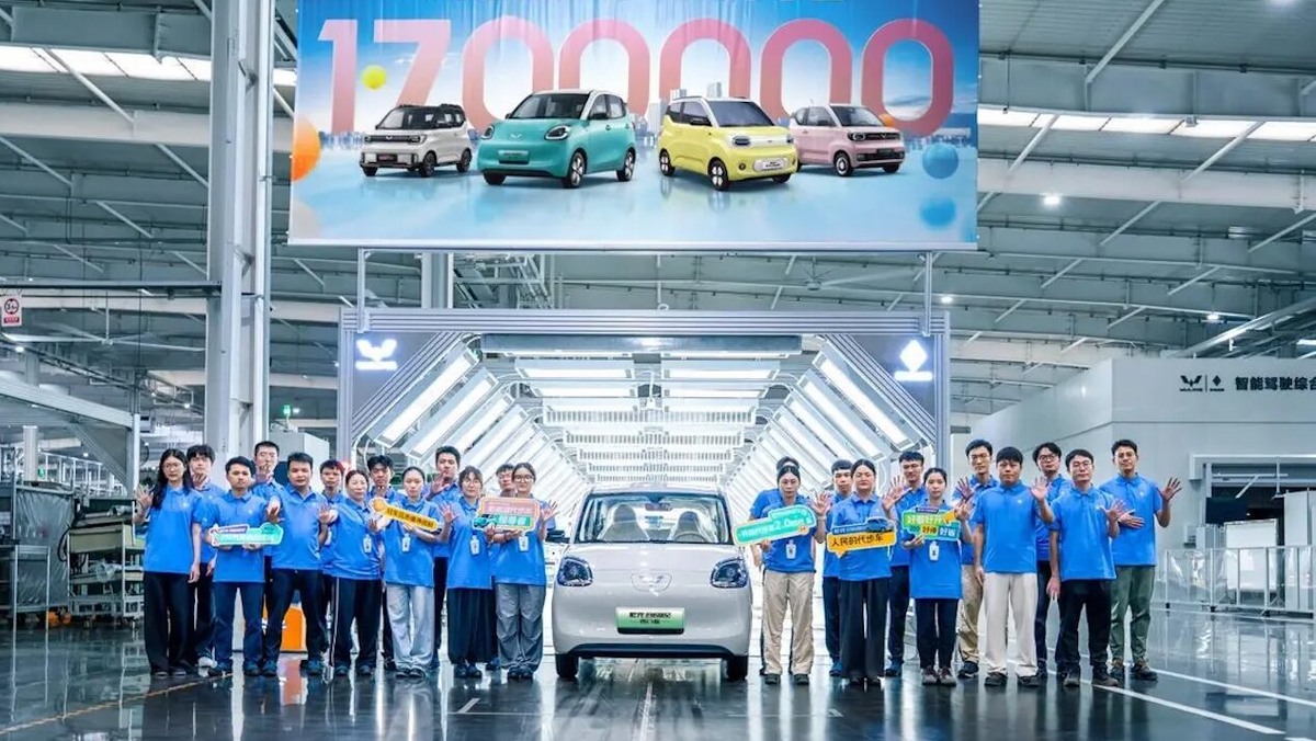    1,7-миллионный экземпляр Wuling Hongguang Mini EV. Фото 1,7-миллионный экземпляр Wuling