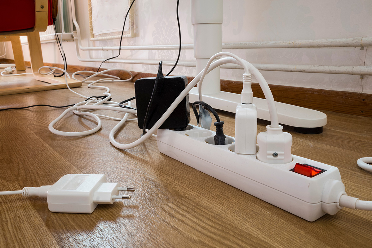 Где тут телевизор, а где зарядка? Разбираемся в хитросплетениях. Источник: Shutterstock📷
