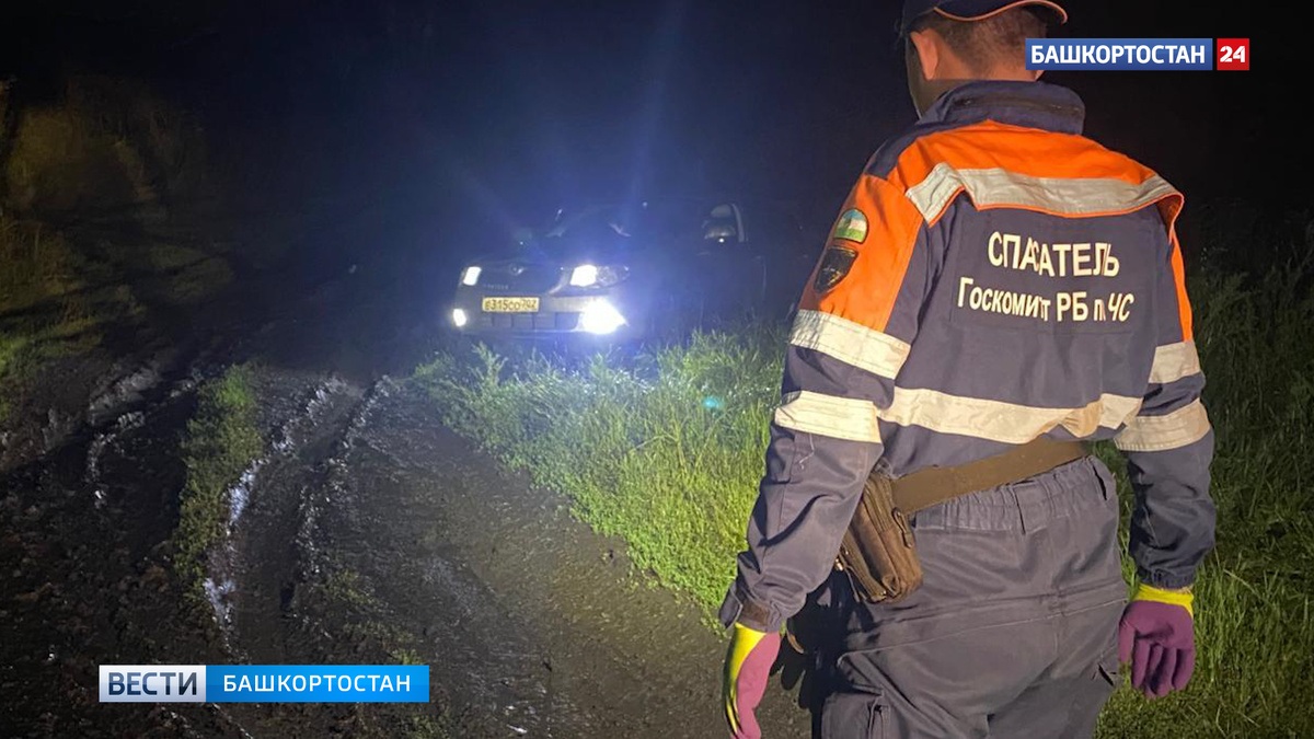    Семья из района застряла на машине в поле под Уфой