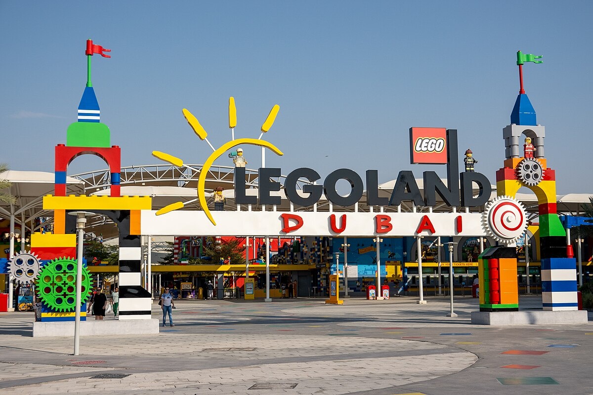 https://upload.wikimedia.org/wikipedia/commons/thumb/f/f2/Legoland_Dubai%2C_Entrance.jpg/1200px-Legoland_Dubai%2C_Entrance.jpg