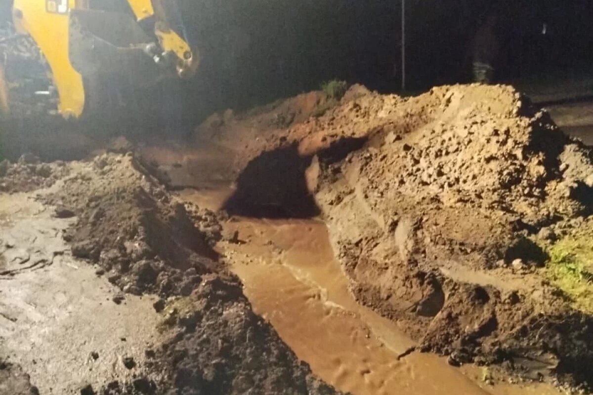    В Порхове перекопали улицу, чтобы избежать затопления жилых домов