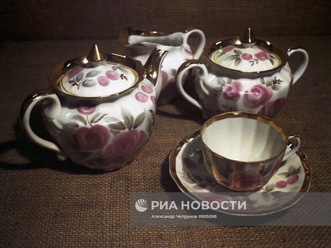 Алексей Коновалов (роспись). Форма сервиза «Ампир». Сервиз «Розовый». Вербилки. Фотограф: Александр Чепрунов. Фото № 805098. РИА Новости