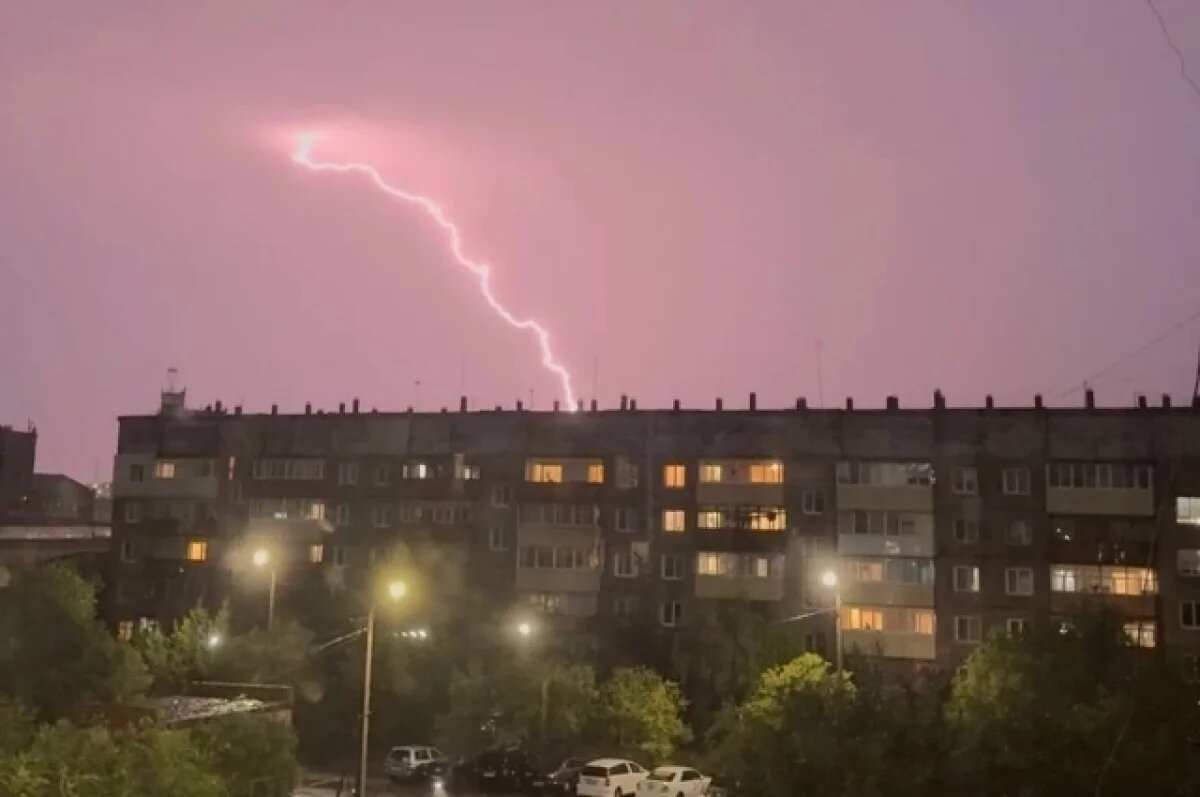    В социальных сетях жители республики делились не только видео потоков воды, но яркими снимками молний.