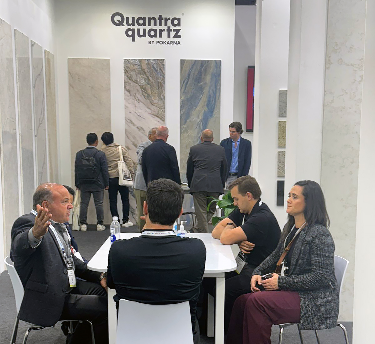 Quantra Quartz демонстрирует принт на кварце на выставке KBIS 2025 в Лас-Вегасе