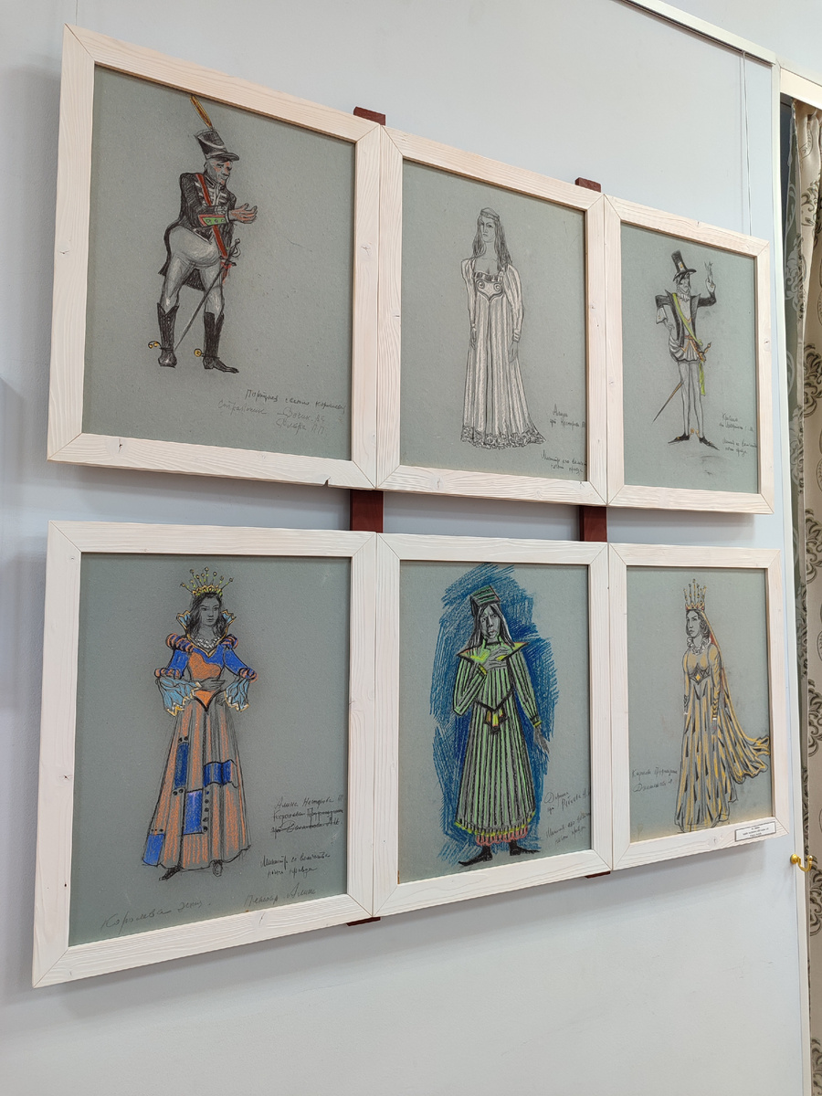Эскизы костюмов к спектаклям
