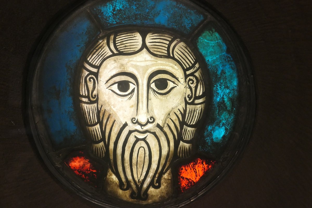 Самый древний сохранившийся фрагмент фигурного витража – *голова Христа из Виссембурга (Эльзас, 1060 год).