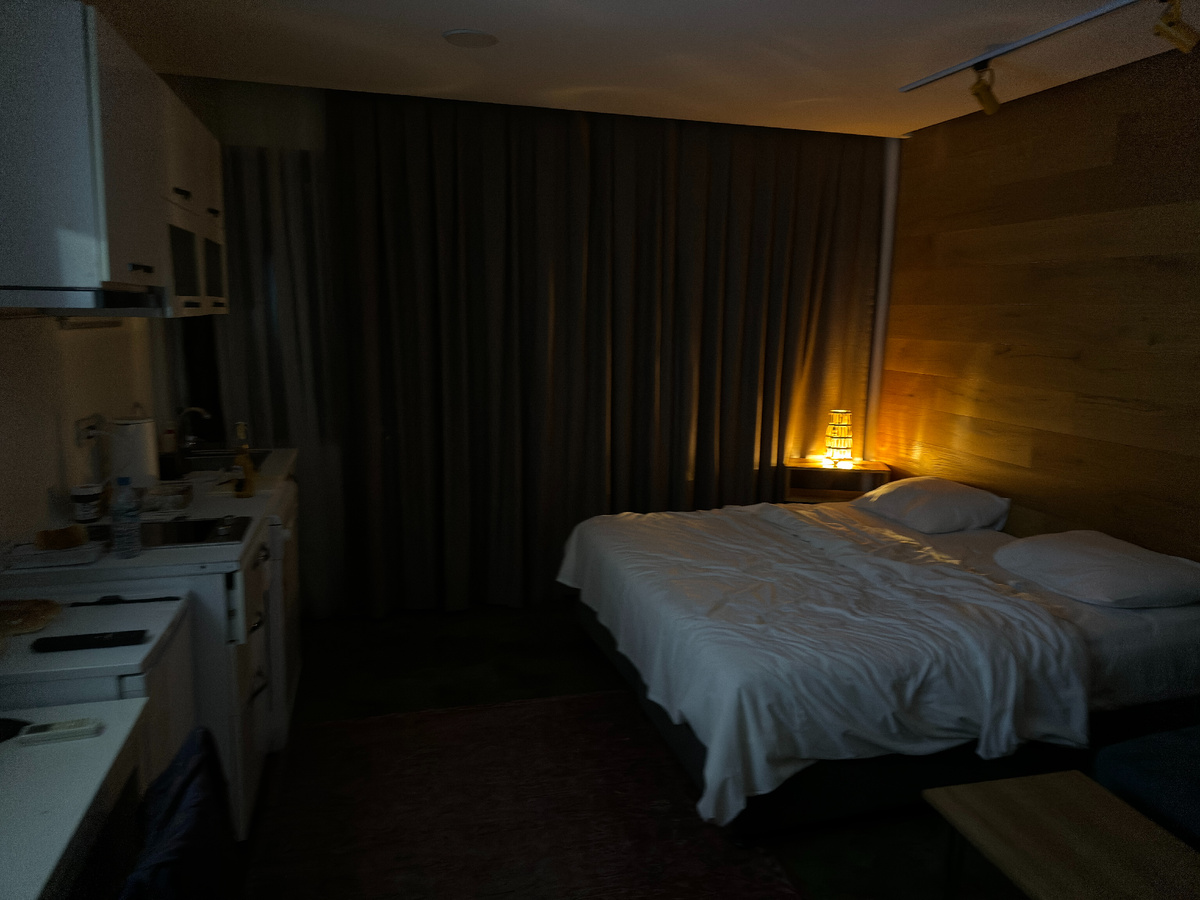 Вот такой номер на троих (хотя жил один) обошелся по 18 евро в день в районе Тарлабаши