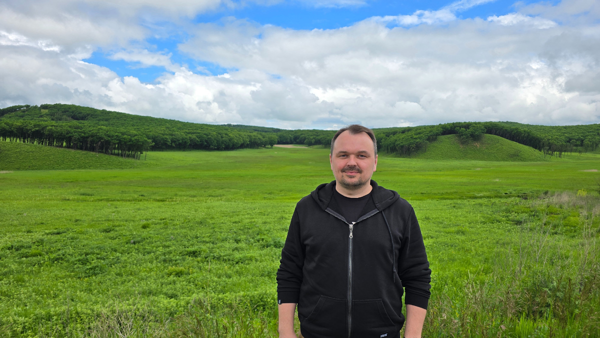 Словно вставили в фотошопе =)