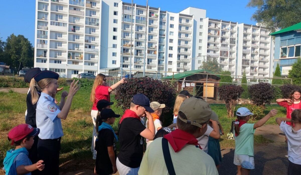     "Зарядка со стражем порядка" в летнем детском лагере Источник: ОМВД по ЧГО Автор фото: Отдел МВД по ЧГО