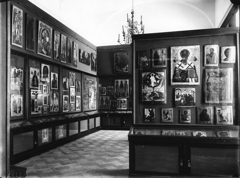 «Новгородская палата» - один из залов «Древлехранилища» Русского музея. Неизвестный автор, 1914 год, г. Санкт-Петербург, Государственный Русский музей.
