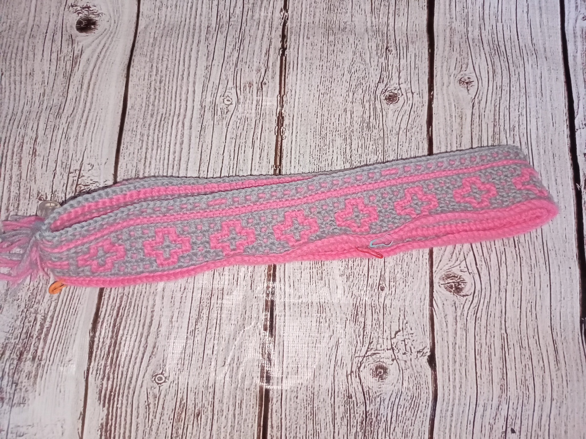 Уже становится интереснее потому что узор получается, а дальше узор сердечки будут. 