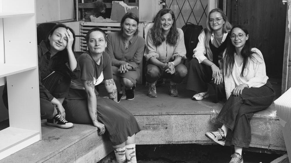    Команда фонда уже покупает керамогранит и бетоноконтакт, шпаклёвку и цемент. Фото: соцсети фонда «Антон тут рядом»