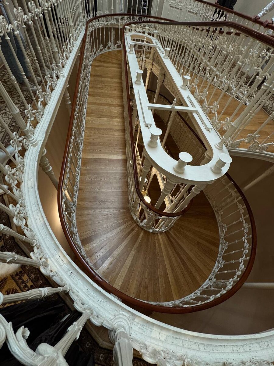 Ты никогда не знаешь точно, сколько ступеней впереди и есть ли они вообще. Иногда поднимаешься легко, почти летишь, чувствуя, как сердце бьется в такт шагам — это дни подъема, роста, ясных горизонтов. Солнечный свет льется сквозь воображаемые окна, и кажется, весь мир у ног.

А потом — спуск. Неожиданный, крутой или пологий, но всегда требующий осторожности.  Темнота нависает плотнее, и кажется, что подъем был лишь сном. Страшно? Бывает. Утомительно? Несомненно.

Но ведь именно здесь, в этих переходах, и живет душа.  
На площадках между этажами — мы отдыхаем, оглядываемся, плачем или смеемся над пройденным.  
В пролетах— учимся слушать свой стук сердца и находить искру надежды внутри.  
Даже шаткие ступени дарят урок: опереться на себя, но и позволить руке другого стать перилами.

Мы так боимся спусков... А ведь они — не падение. Они — смена уровня, новая глубина понимания. Там, внизу, порой открываются двери, невидимые с высоты. Там вызревает сила для нового восхождения.

Жизнь не линейна. Она — сакральная геометрия подъемов и спусков, где каждый виток приближает не столько к "вершине", сколько к себе настоящему. К тому, кто умеет идти и в свете, и в тени, не теряя огня в груди.

Пусть ваша лестница сегодня ведет вас туда, где нужны именно вы.  
И пусть на каждой ступени — будь она гладкой или обветшалой — вы находите крохотное чудо: дыхание, надежду, любовь, чашку чая на привале.  
Ведь главное — не высота, а путь, пройденный с душой.