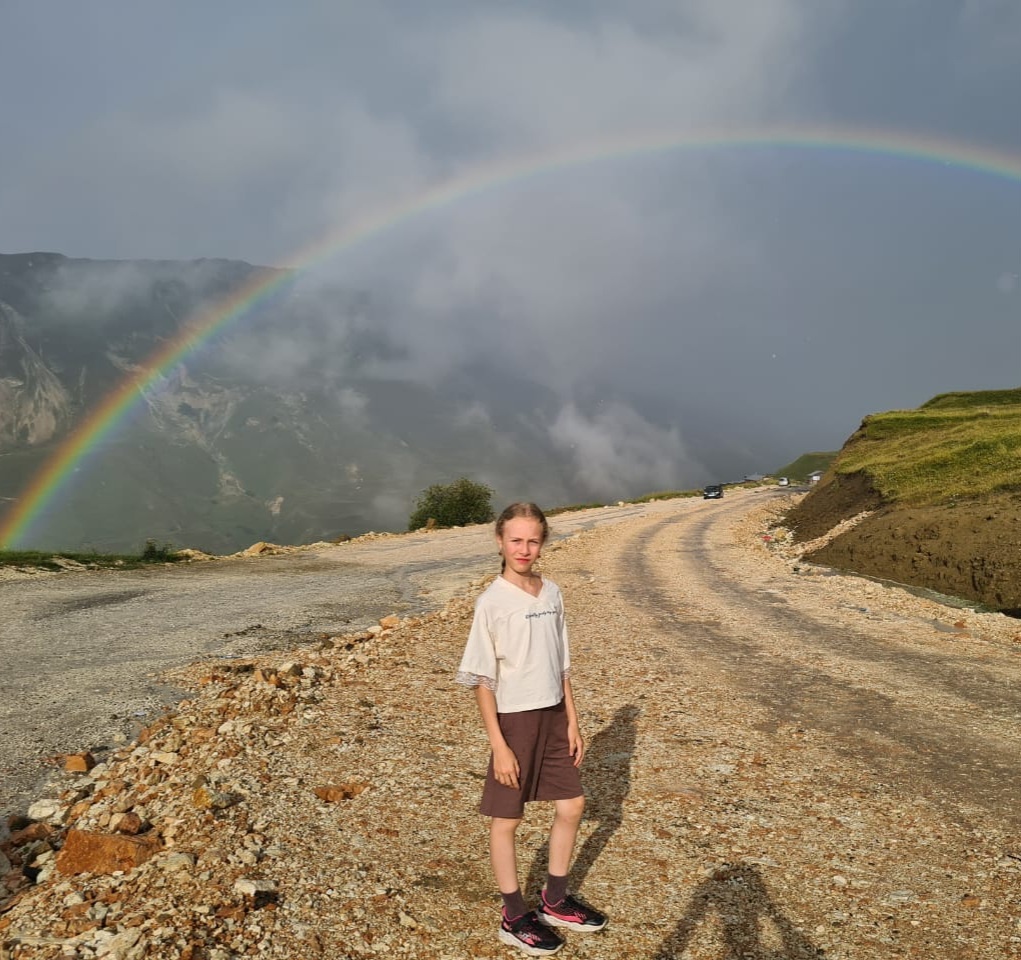 Анютка на фоне радуги