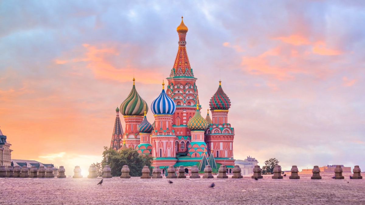 Храм Василия Блаженного находится в самом центре столицы. Источник фото: shutterstock.com