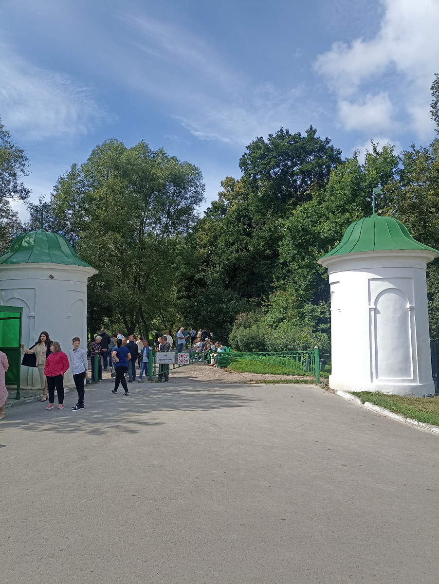 Туристы у Центрального входа в Ясную Поляну