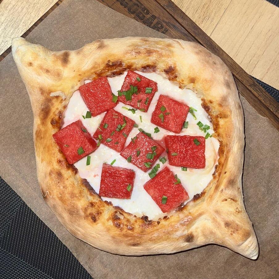 Лодочка с арбузами порадует и любителей грузинской кухни, и любителей арбузов. @Дарья Шацкая.