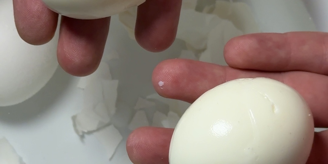 Как сварить яйца и что сделать , чтобы они легко чистились