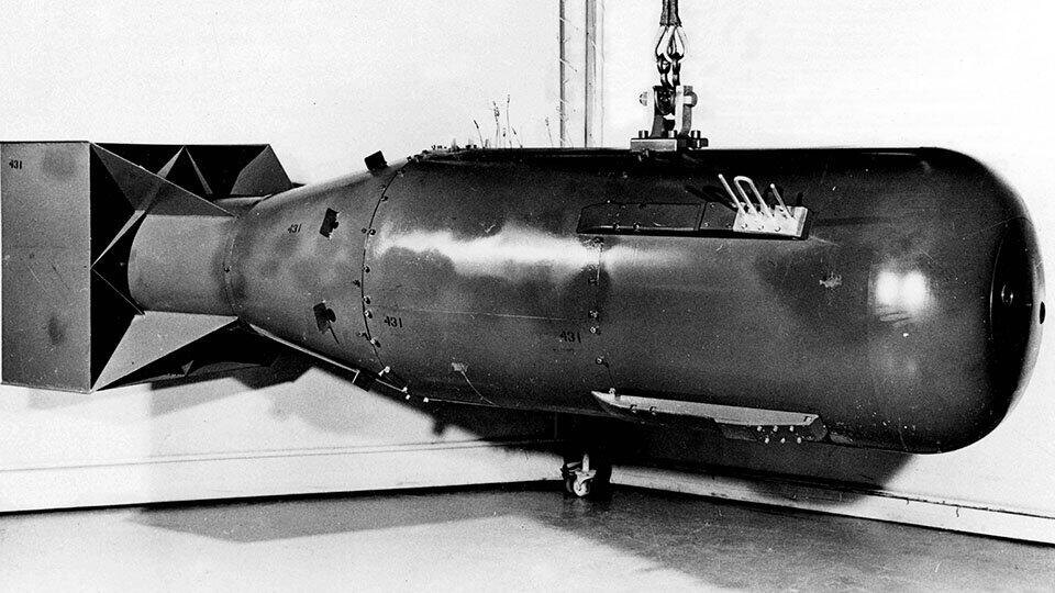 В чем отличие между атомной и ядерной бомбами?