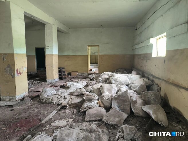 Заброшенное здание вблизи аэропорта