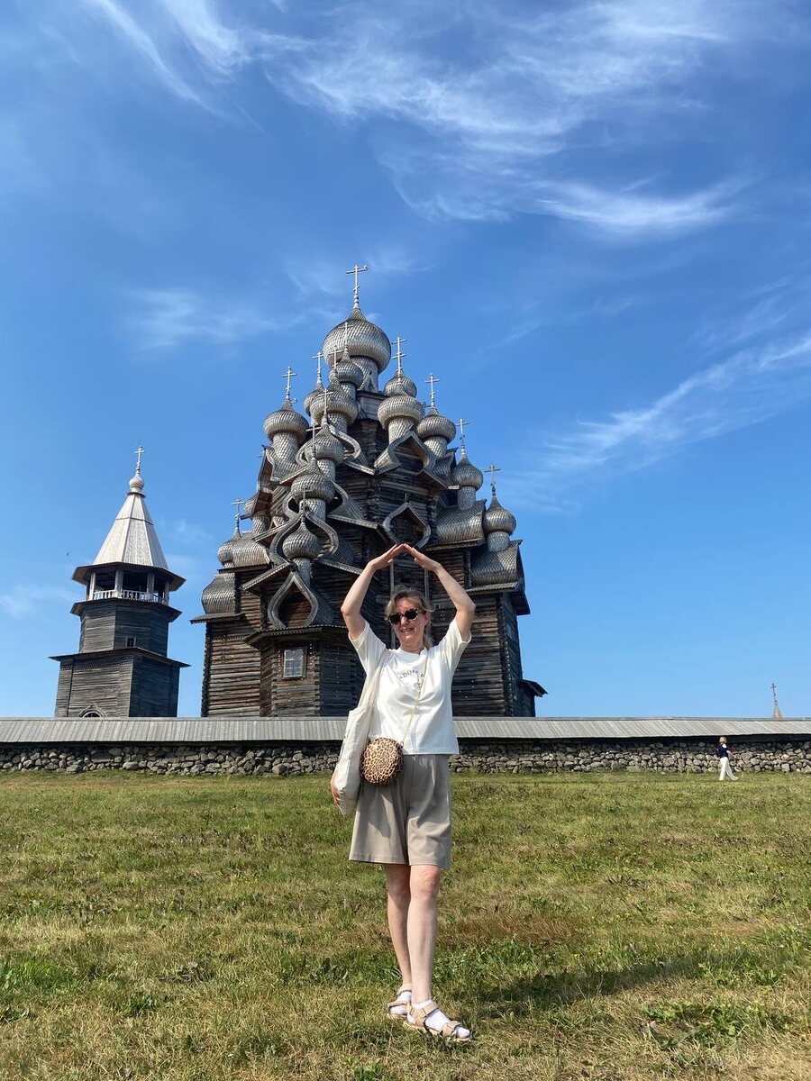 Есть на свете чудо-остров с деревянными церквями, Сторожит его Онего с голубыми небесами.