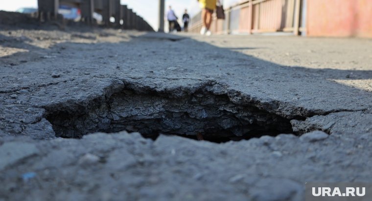    Спустя год после благоустройства двора жители заметили многочисленные провалы в асфальте