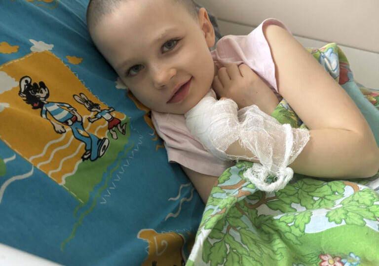 Девочка упала с горки на площадке, у нее случился инсульт в 6 лет.