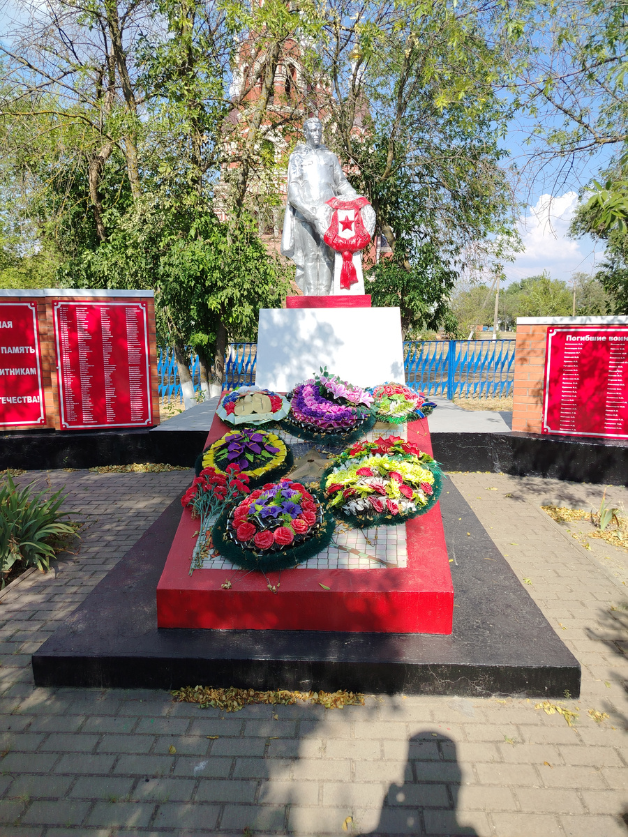 Мемориал и братское захоронение бойцов, павших при освобождении станицы Манычской