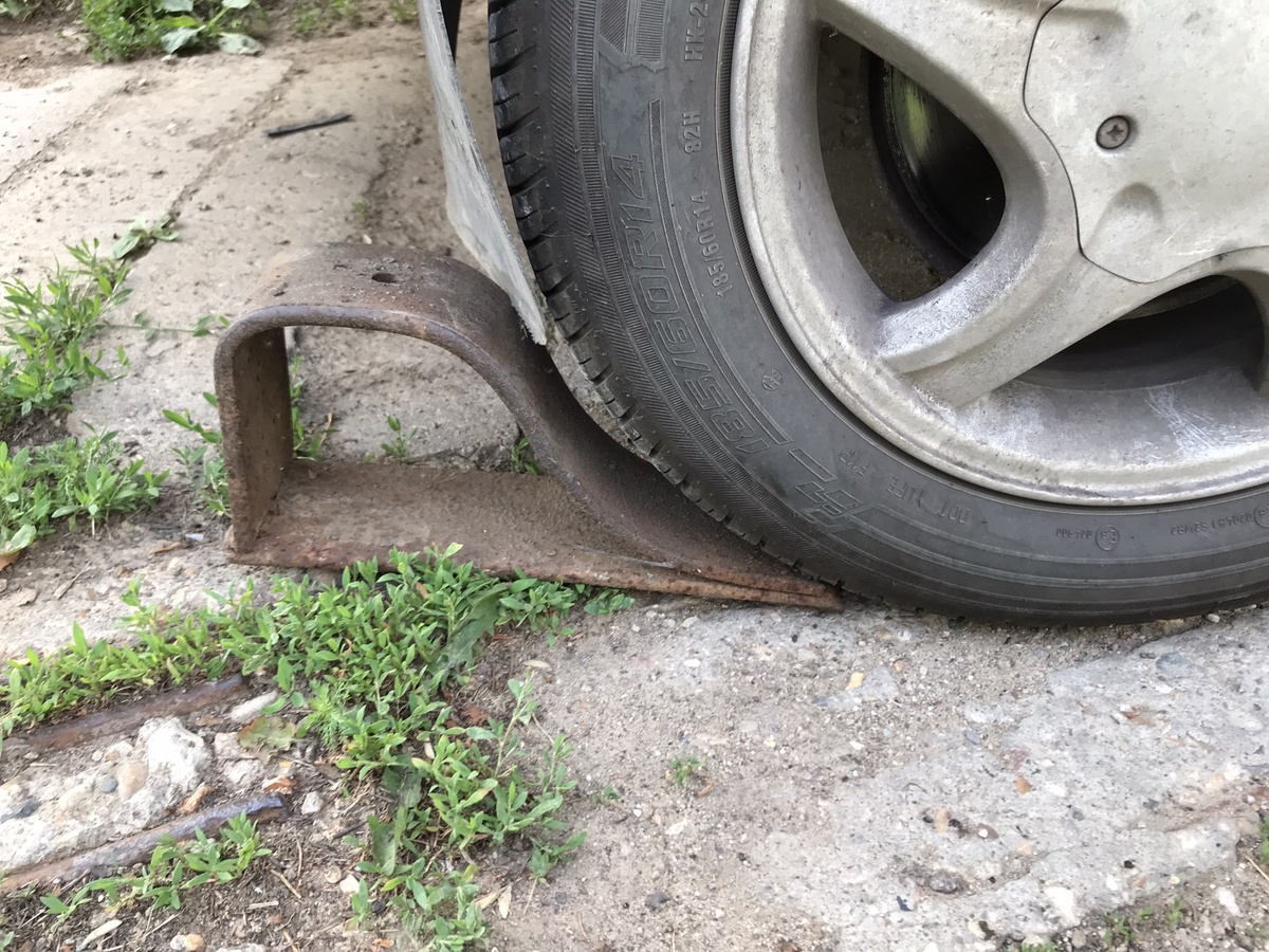 Для предотвращения скатывания подставляем под колесо упор. Фото Тищенко Василий.