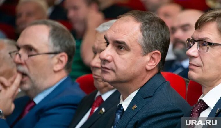 Николай Токарчук (в центре) задержан силовиками в Салехарде. Фото: Елена Федорова © URA.RU