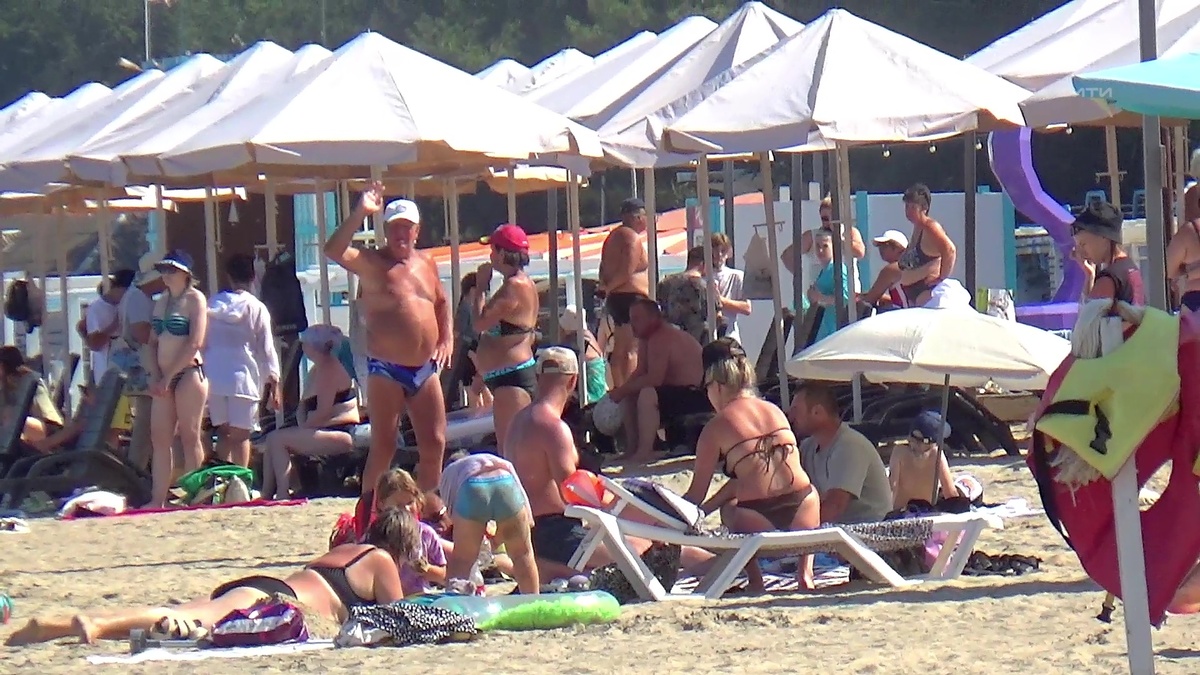 Анапа 11.08.2025. Пляжная инфраструктура на городском пляже, которая под запретом