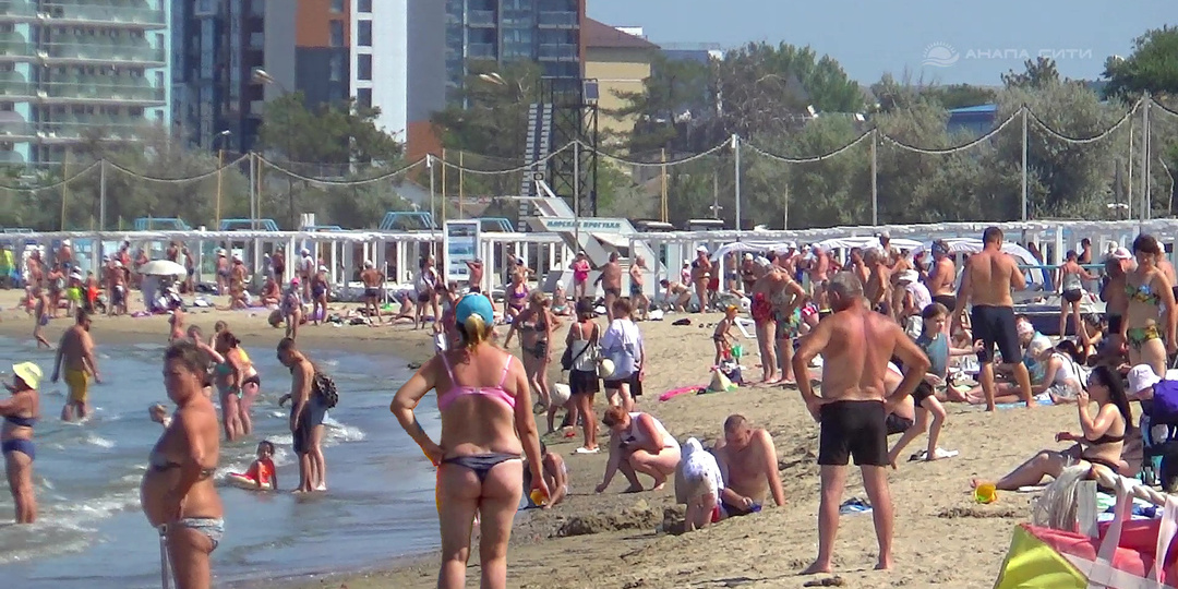 Пляжи в Анапе 11.08.2025. Запрещенный отдых. Пляжи закрыты, но народ купается. А что, так можно?