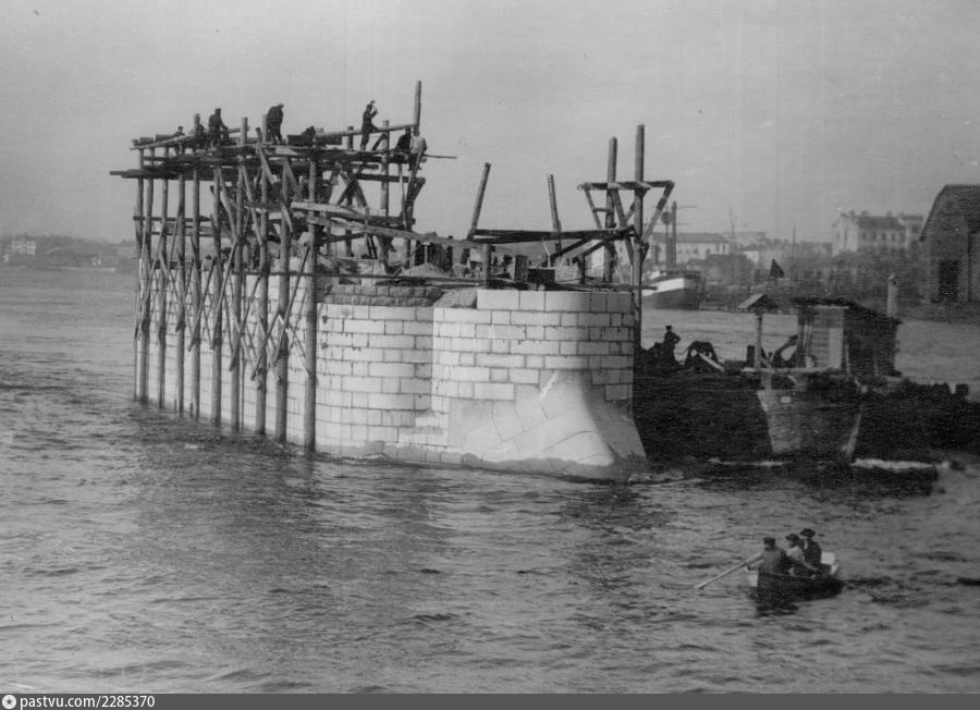 Строящаяся опора моста