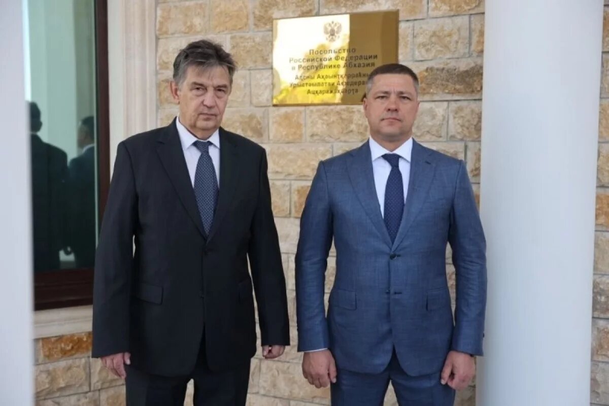    Псковский губернатор провел рабочую встречу с послом России в Абхазии