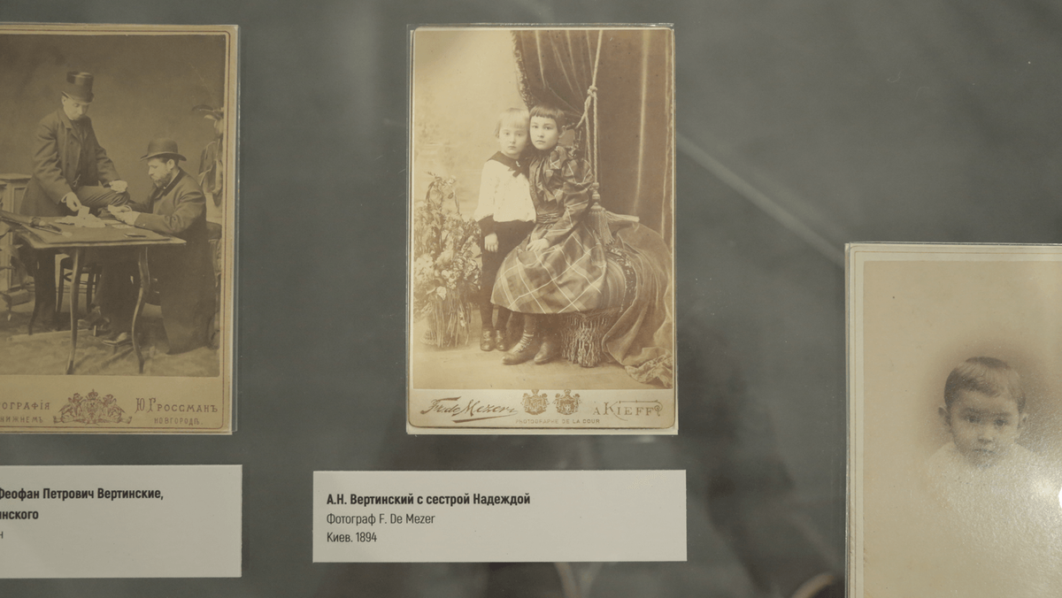Франц Мезер. Александр Вертинский с сестрой Надеждой. Киев, 1894 год. Экспонаты выставки «Александр Вертинский: Прообраз музея». Государственный музей истории российской литературы им. В.И. Даля, Москва. Фотография предоставлена организаторами