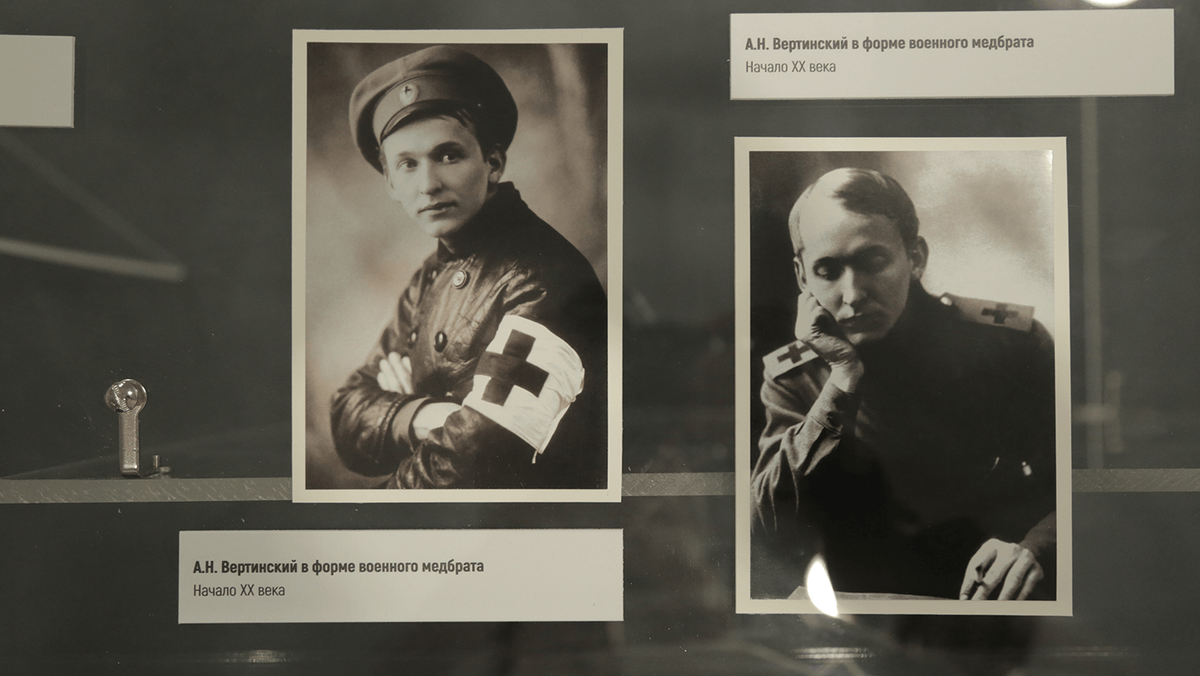 Александр Вертинский в форме военного медбрата. Начало ХХ века. Экспонаты выставки «Александр Вертинский: Прообраз музея». Государственный музей истории российской литературы им. В.И. Даля, Москва. Фотография предоставлена организаторами
