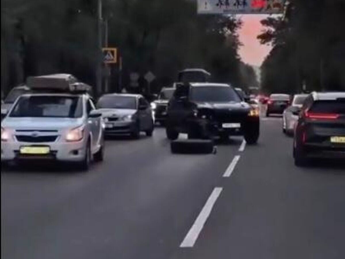    Место происшествия, где водитель BMW подставил свою машину под удар, чтобы спасти пешеходов во время ДТП в Алма-Ате© Кадр видео из соцсетей