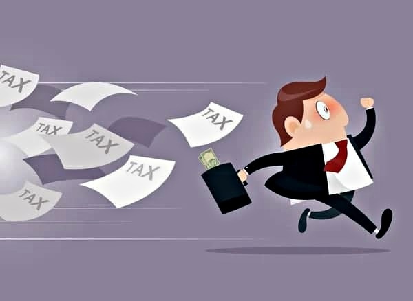 Человек бежит от налогов.