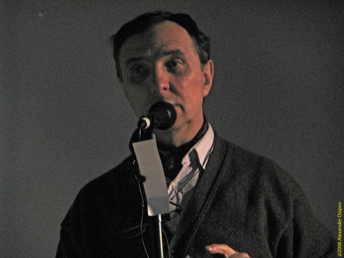 Дмитрий Ухов говорит вступительное слово перед перфомансом Михаила Чекалина «Что такое есть пО». Государственный центр современного искусства, 16 сентября 2008 г.