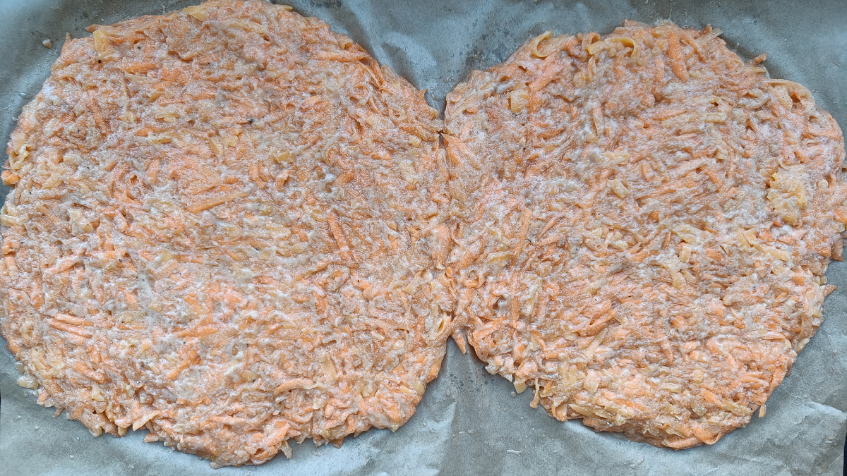 Из предложенного количества ингредиентов у меня получились 2 лепёшки: одна побольше, другая поменьше.