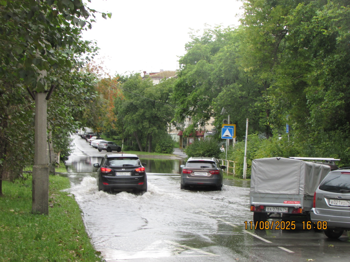 Дождь был не сильный, но шёл всю ночь. И вот такие потопы в Озёрске.