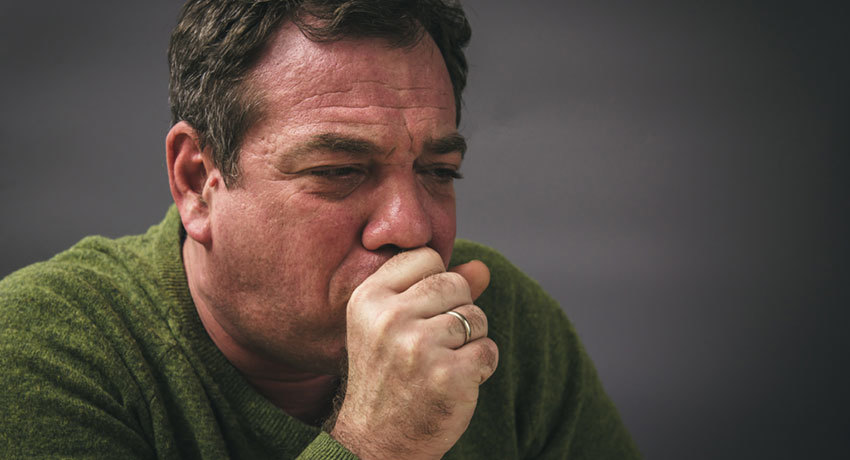 Кашель - признак того, что человек ещё не подавился, а поперхнулся. Успокойте и попросите прокашляться.