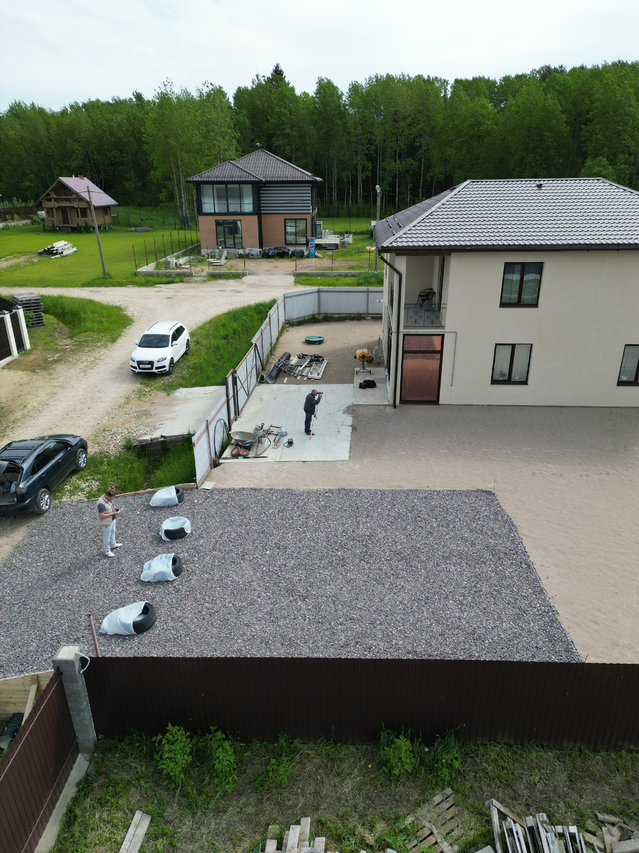 Насыпной заезд и парковка