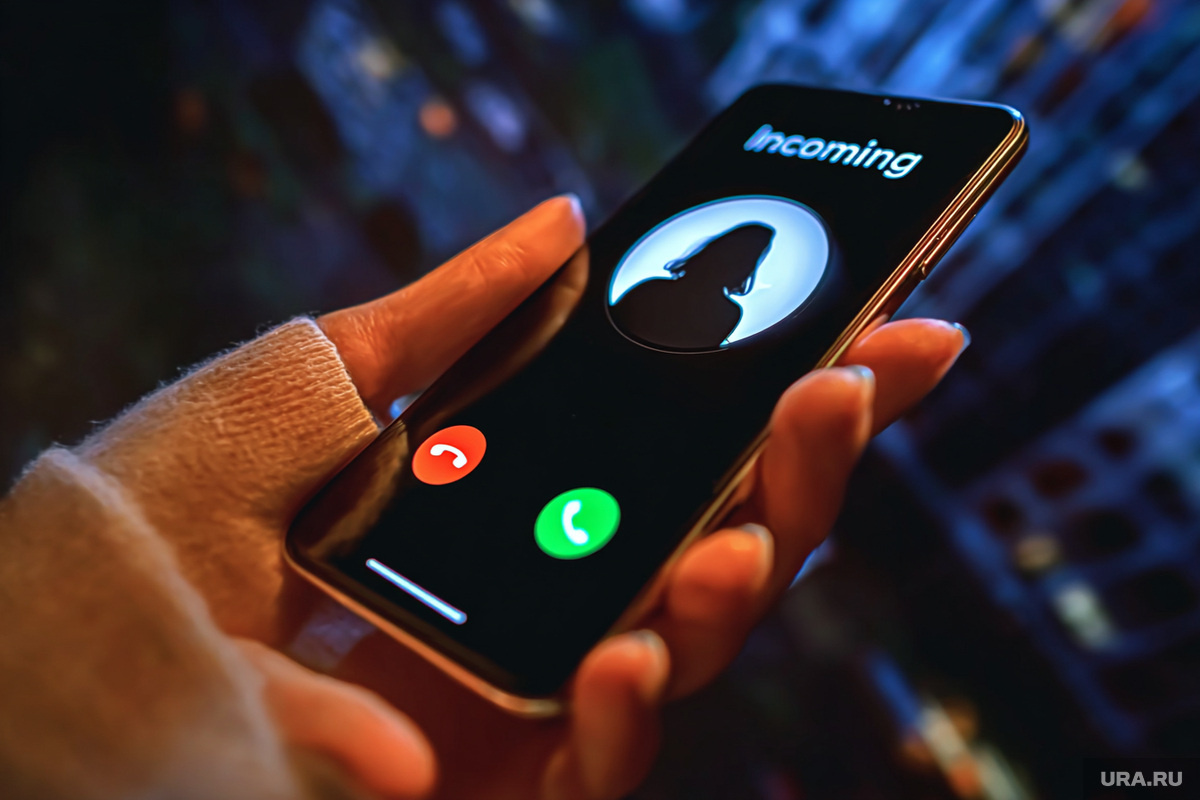 В РКН отказались отвечать на вопрос журналистов, кто блокирует звонки в иностранных мессенджерах. Фото: Создано в Midjourney © URA.RU