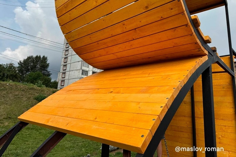    Подрядчик уже определен. Все деревянные элементы заменят на новые, металл очистят и покрасят, дерево обработают специальным составом от огня и влаги.