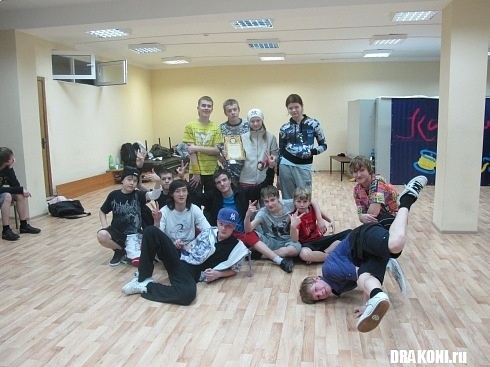 Я в цветастой футболке справа. Мой тренер по середине. И мои товарищи по цеху.