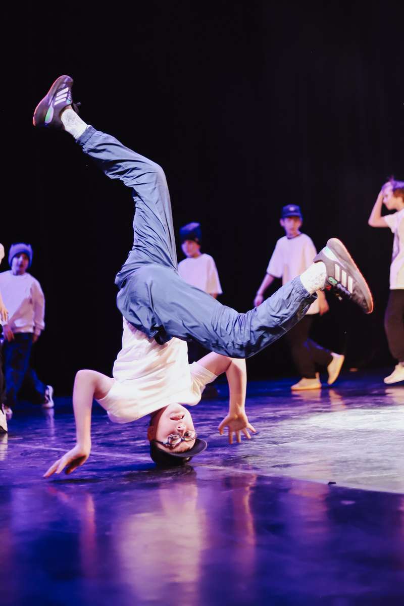 А вы считаете брейк-данс это спорт или танец? Мы, в DHS (Видное) считаем, что брейкинг это изначально танец, позже и спорт и танец. Сейчас можно сказать, что тенденция сохраняется.