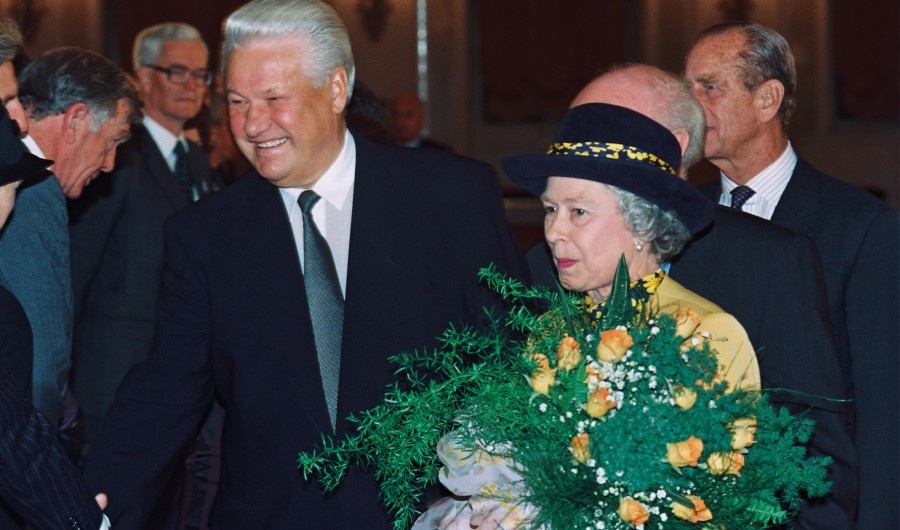 Борис Ельцин встречает Елизавету II c супругом в Вестибюле Большого Кремлевского дворца в октябре 1994 года.