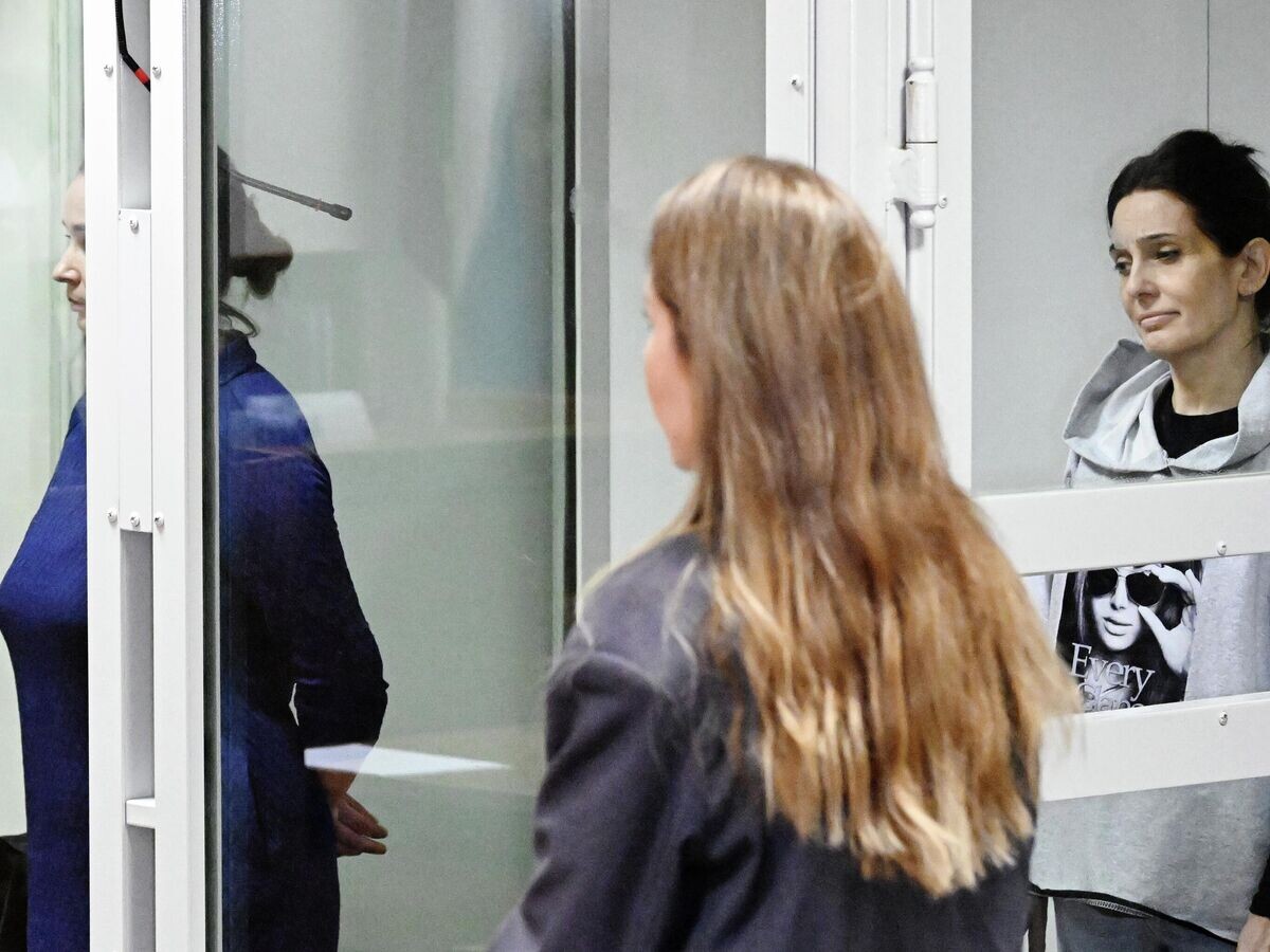    Врачи Элина Сушкевич и Елена Белая, обвиняемые в убийстве младенца в роддоме № 4 Калининграда, в Московском областном суде перед оглашением приговора © РИА Новости / Максим Блинов